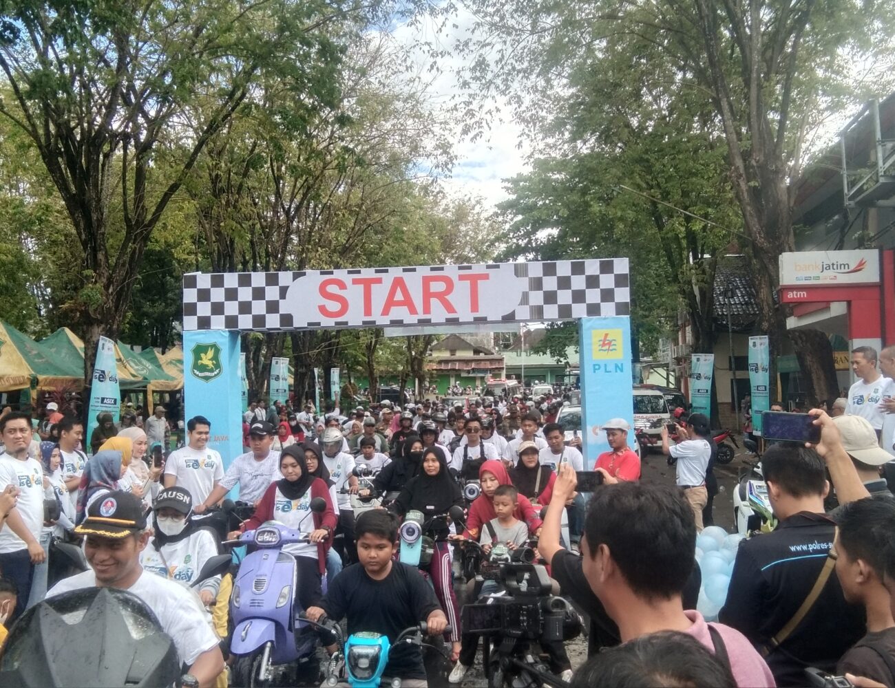 Gandeng PLN, Pemkab Sumenep Gelar Konvoi Sepeda Listrik Keliling Jantung Kota