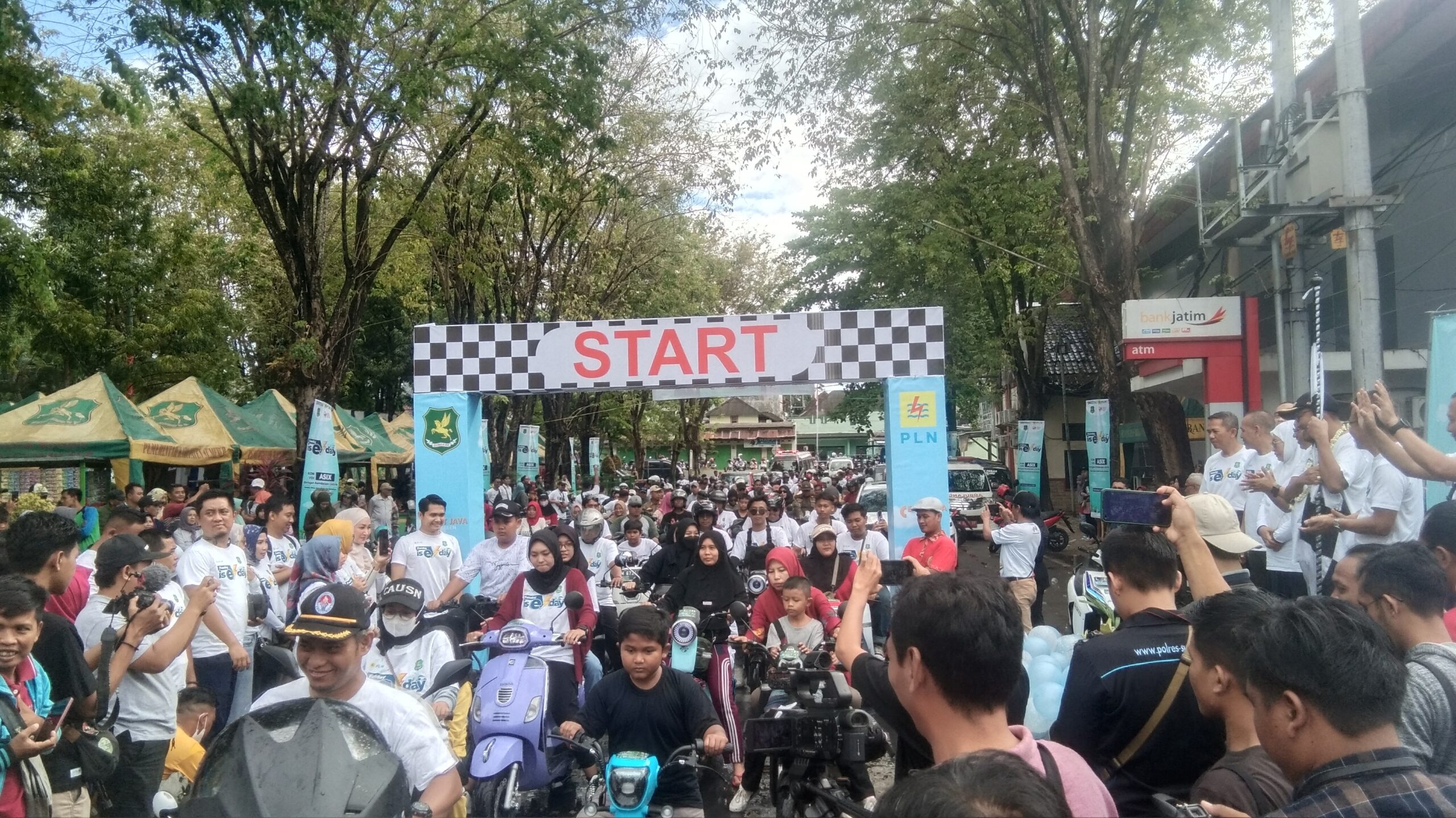 Gandeng PLN, Pemkab Sumenep Gelar Konvoi Sepeda Listrik Keliling Jantung Kota