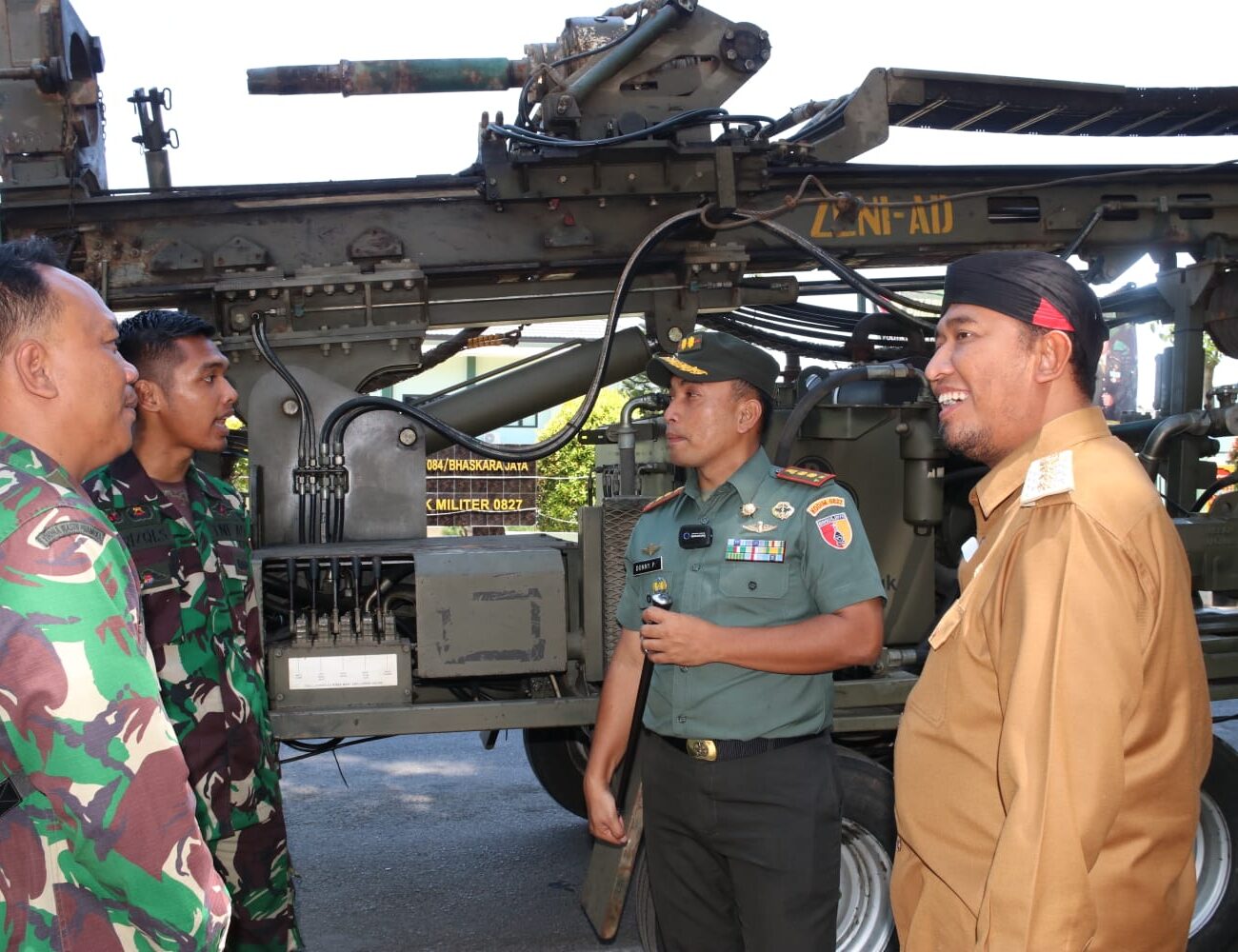 Didampingi Dandim, Bupati Sumenep Tinjau Kesiapan Alat Water Well Drilling Yonzipur 5/ABW