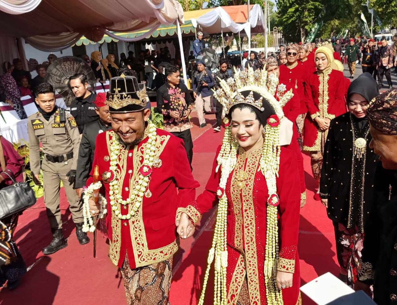 Hari Jadi Ke-754 Sumenep, Bupati Fauzi dan Istri Tampak Serasi Dengan Balutan Busana Kanigara