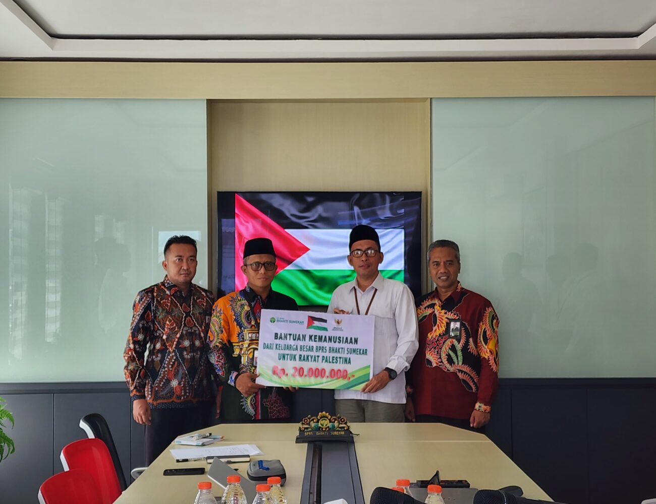 Melalui Bazna, BPRS Bhakti Sumekar Salurkan Bantuan Kemanusiaan Untuk Palestina