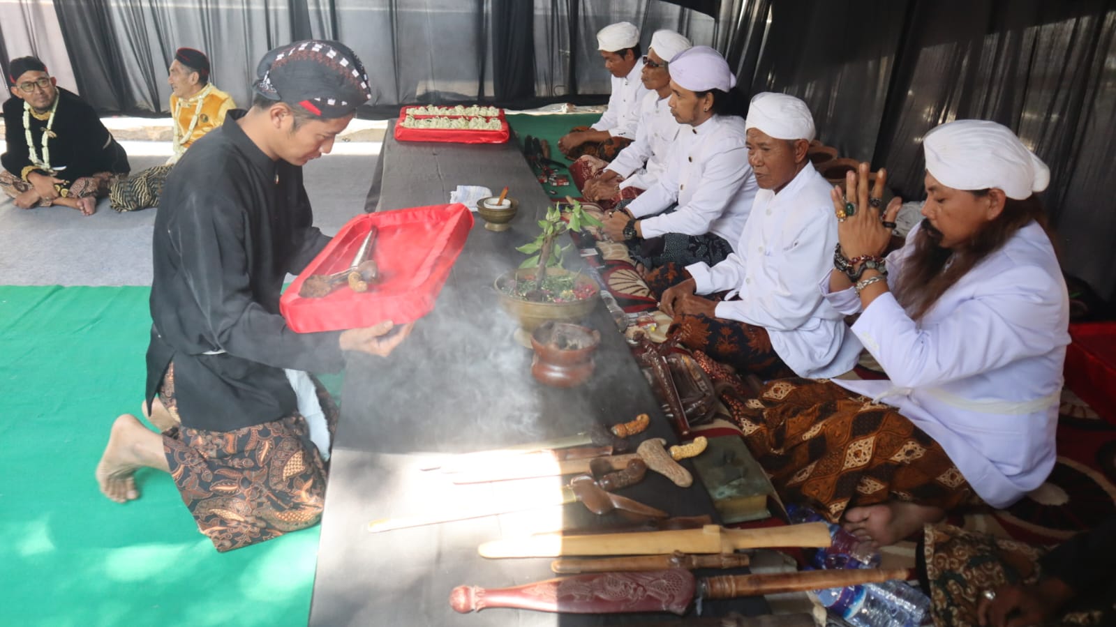 Libatkan Pelajar Dalam Jamasan Pusaka, Bupati Sumenep Kenalkan Tradisi Leluhur Mulia Sejak Dini