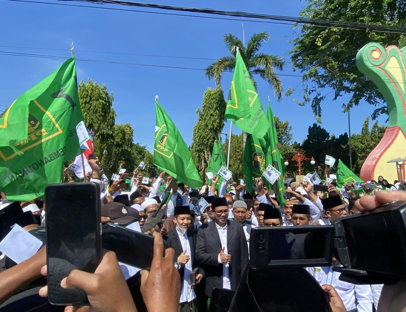 Kiai Ali Fikri -Kiai Unais Dikawal Puluhan Ribu Relawan pendukung Saat Mendaftar ke KPU