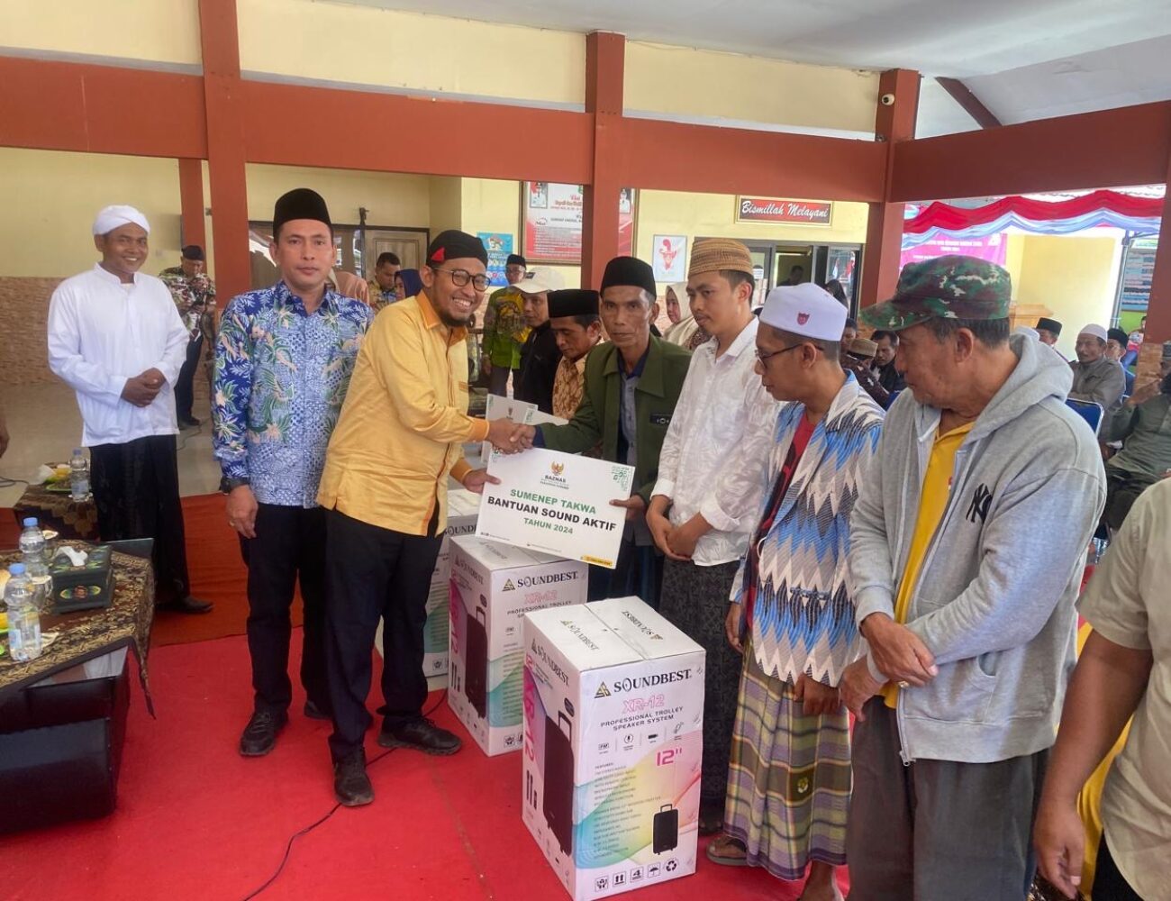 Bupati dan Baznas Sumenep Serahkan Bantun Kepada Masyarakat dan Lembaga Kemasyarakatan