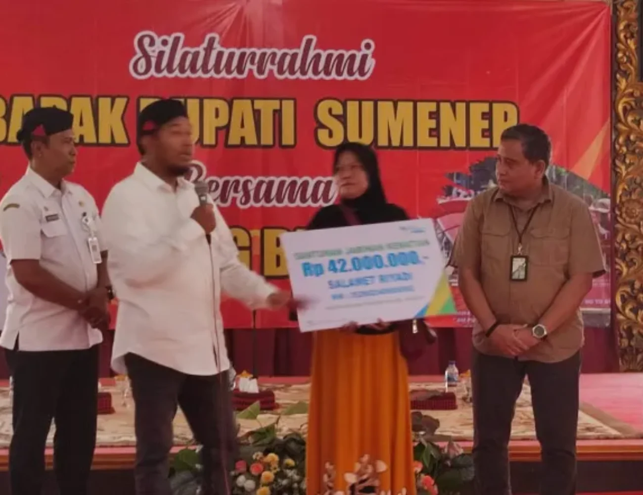 Bupati Sumenep Serahkan Bantuan JKM saat Menggelar Silaturrahmi Bersama Tukang Becak
