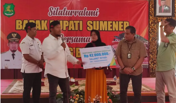 Bupati Sumenep Serahkan Bantuan JKM saat Menggelar Silaturrahmi Bersama Tukang Becak