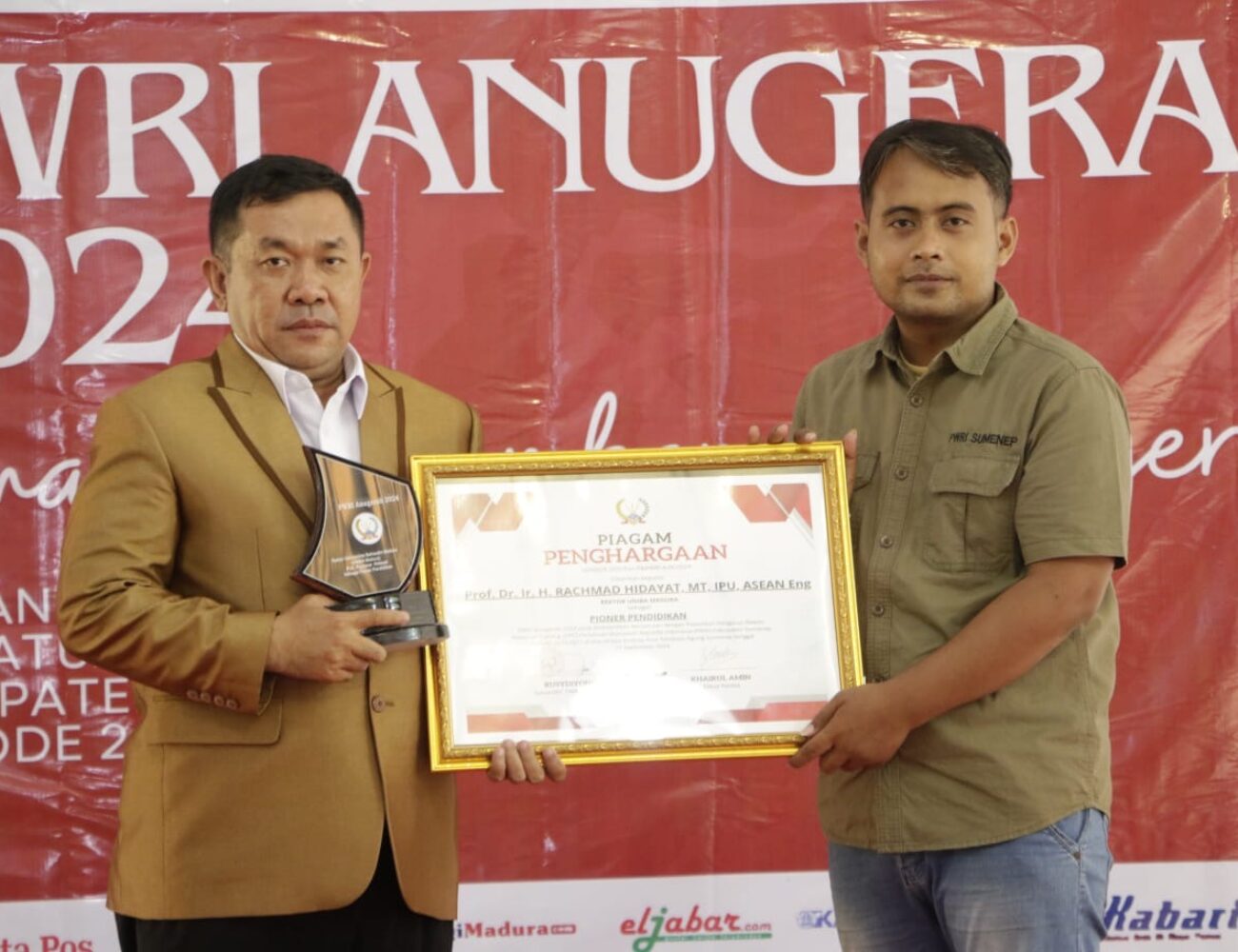 Prof. Rachmat Hidayat Dinobatkan Sebagai Tokoh Pionir Pendidikan yang Transformasikan UNIBA Madura Menuju Kampus Unggulan