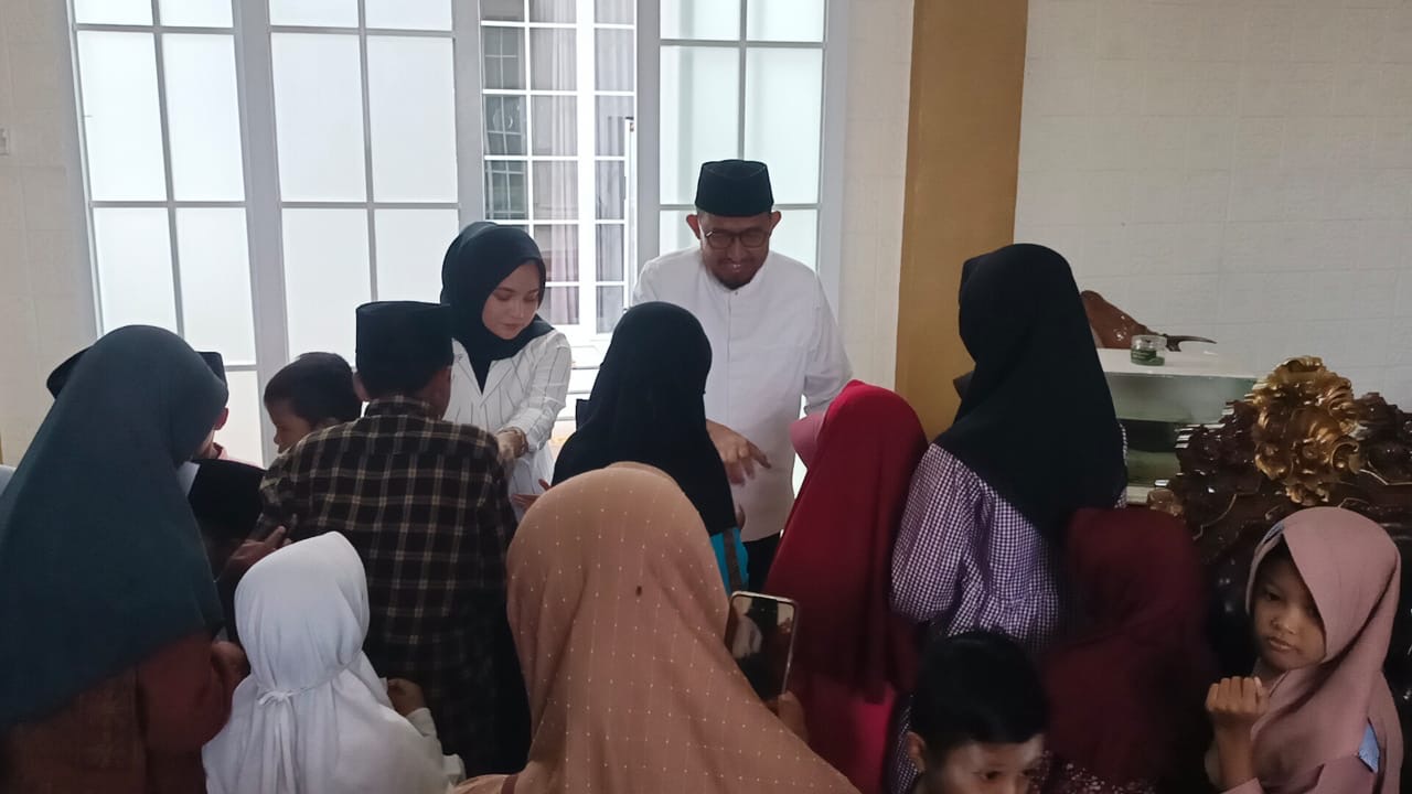 Cabup Achmad Fauzi Santuni Anak Yatim Sebelum Melakukan Pencoblosan