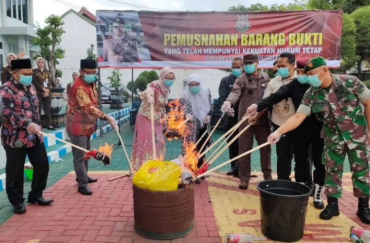 Plt. Bupati Sumenep Hadiri Pemusnahan Barang Bukti 37 Perkara di Kejaksaan Negeri