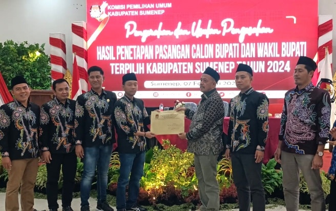 KPU Sumenep Serahkan SK Penetapan Pasangan Calon Bupati dan Wakil Bupati Terpilih