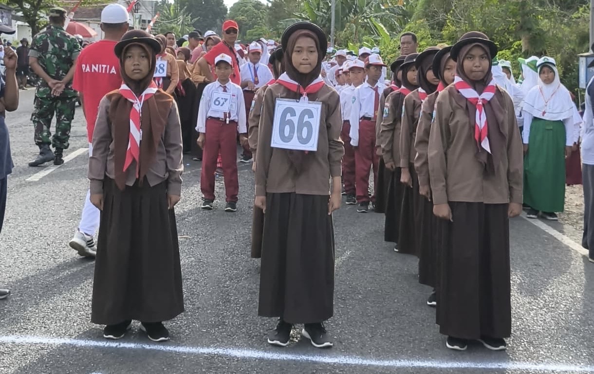 MI Nurul Yaqin Raih Juara Pertama Lomba Gerak Jalan Putri Se-Kecamatan Lenteng