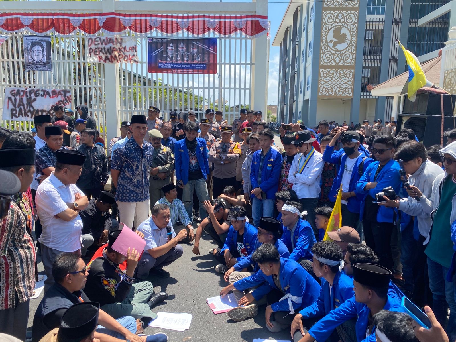 Mahasiswa PMII Gelar Aksi di Depan Kantor DPRD Sumenep, Tuntut Revisi Perda Tembakau yang Dinilai Merugikan Petani