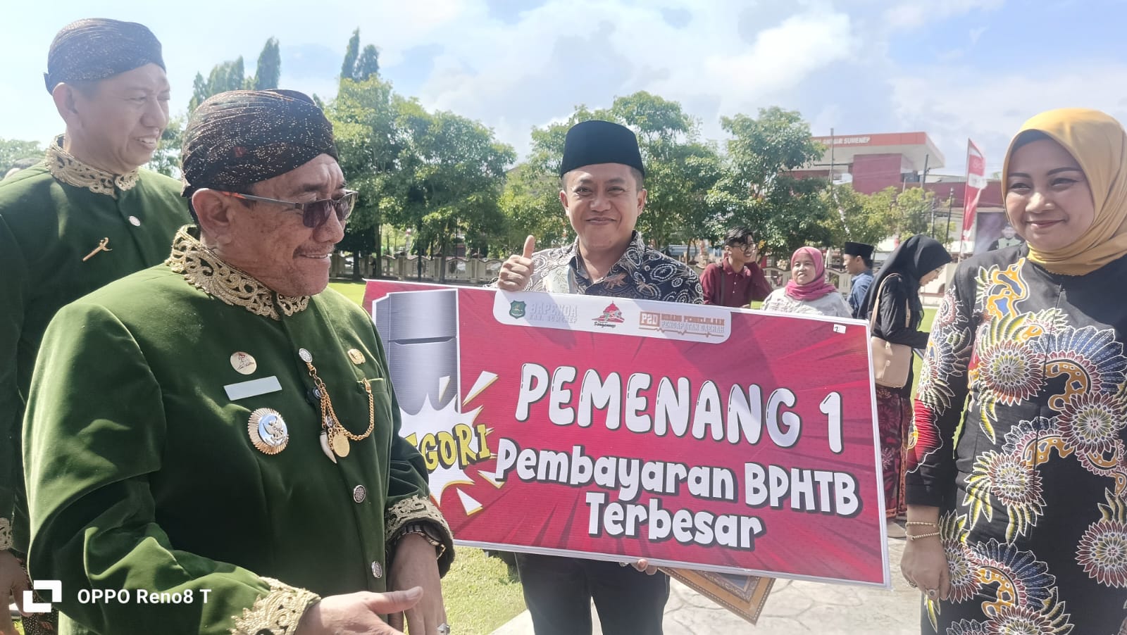 Dr. Naghfir Terima Piagam Penghargaan di Harjad ke-756 Sumenep Sebagai Pembayar BPHTB Terbesar