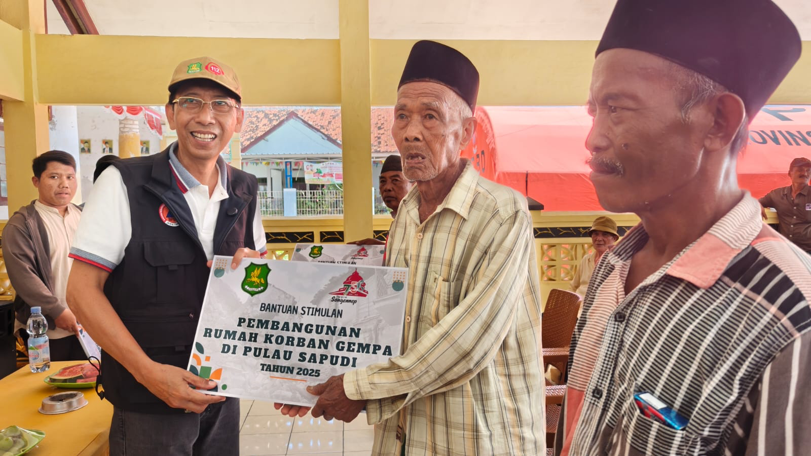 Pemkab Sumenep Salurkan Bantuan Dana Kepada Korban Gempa