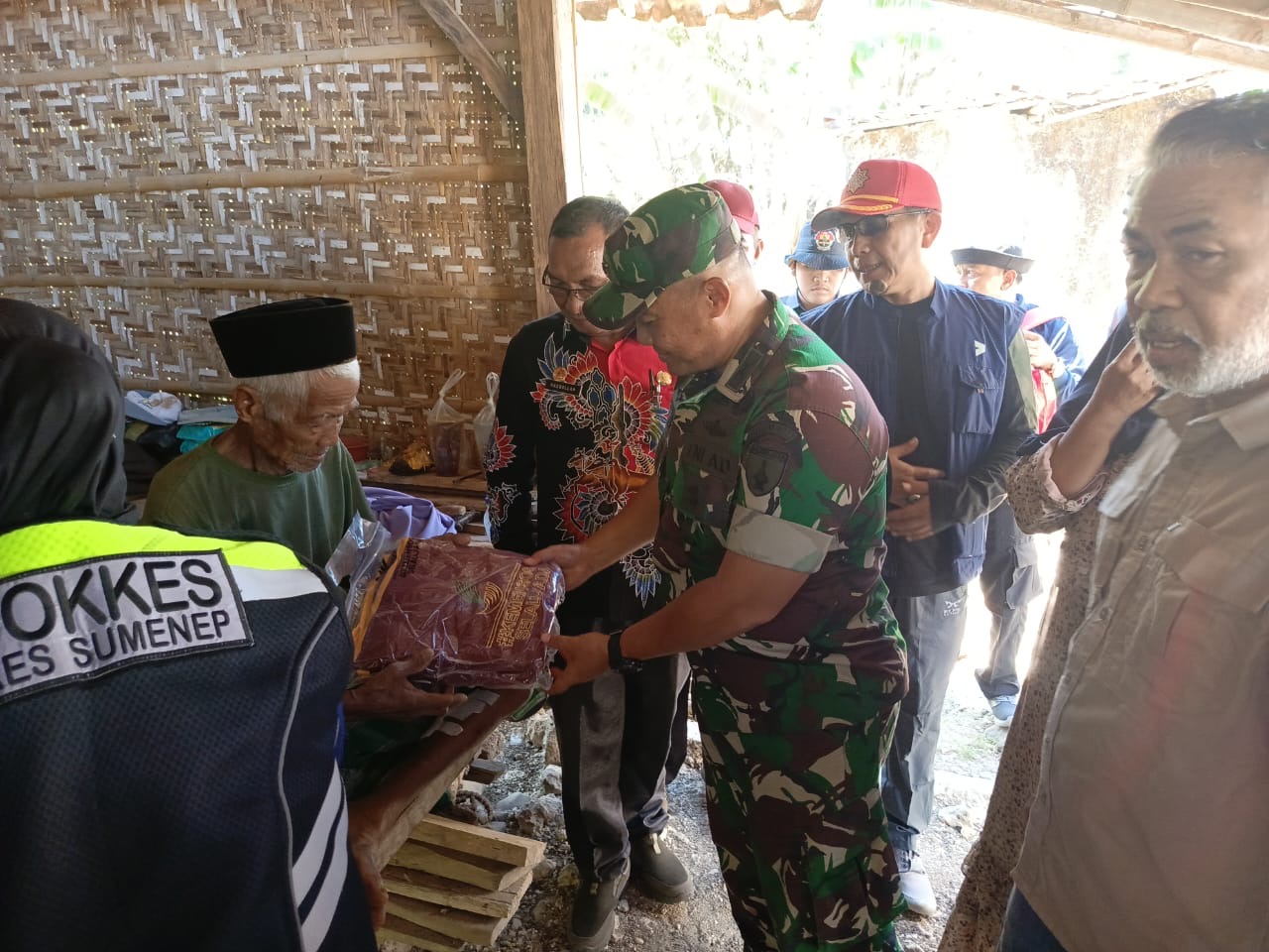 Komandan Kodim 0827 Sumenep Salurkan Bantuan Bagi Korban Gempa Pulau Sapudi