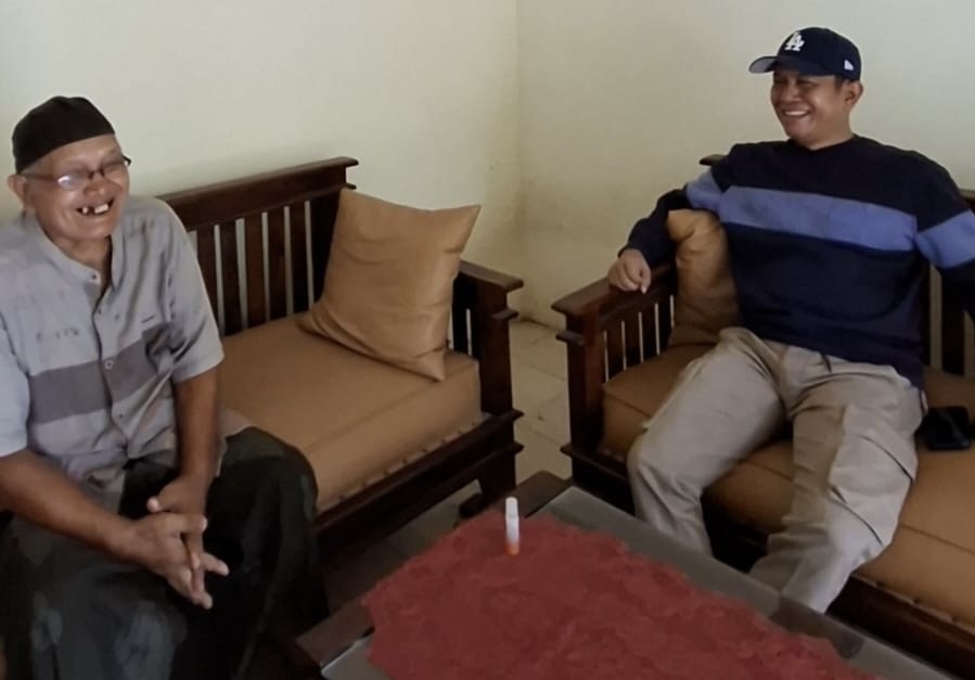 Rayakan Hari Guru, Ketua Komisi IV DPRD Sumenep Pulang ke Sekolah dan Cium Tangan Sang Guru