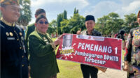 Bapenda Sumenep berikan penghargaan kepada Dr. Naghfir sebagai Pembayar BPHTB Terbesar