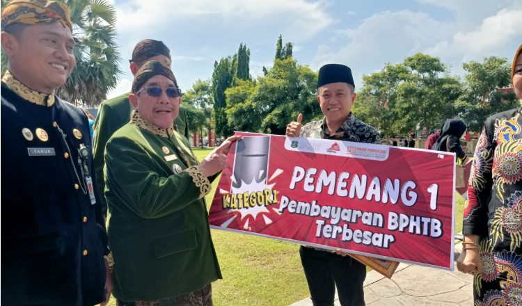 Bapenda Sumenep berikan penghargaan kepada Dr. Naghfir sebagai Pembayar BPHTB Terbesar