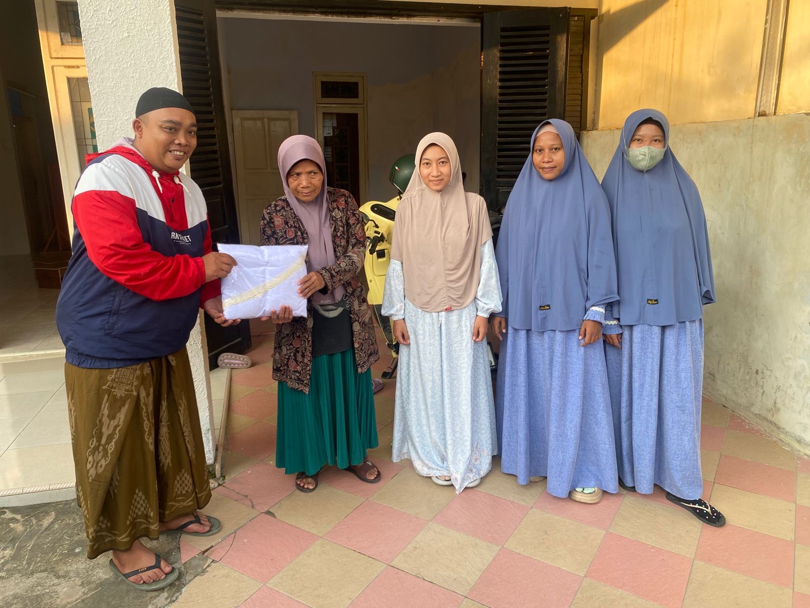 Dari Wartawan untuk Guru Ngaji, PWRI Sumenep Salurkan Mukena di Hari Guru Nasional