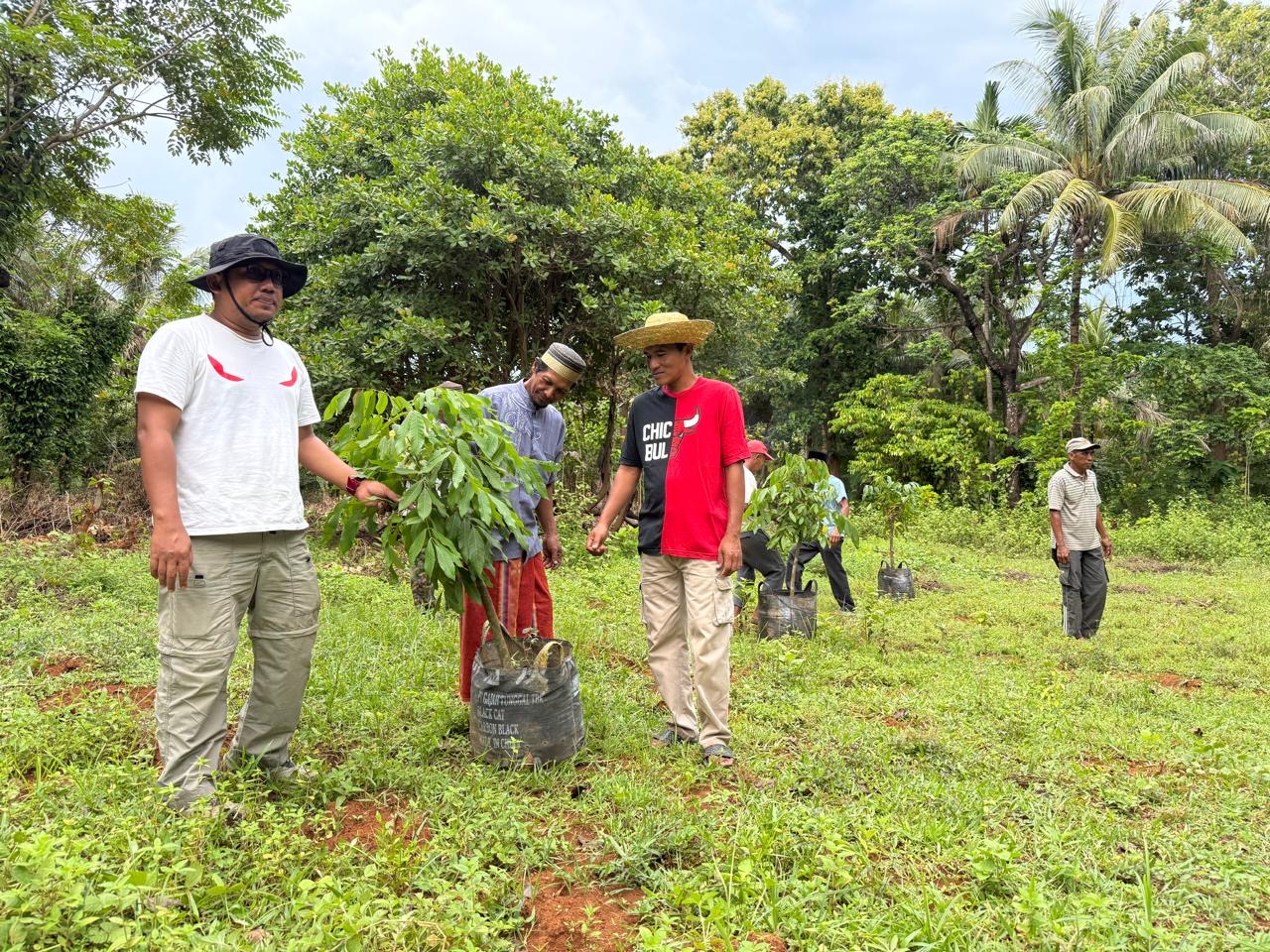 Darul Hasyim Fath Tanam Pohon Kelengkeng di Pulau Masakambing