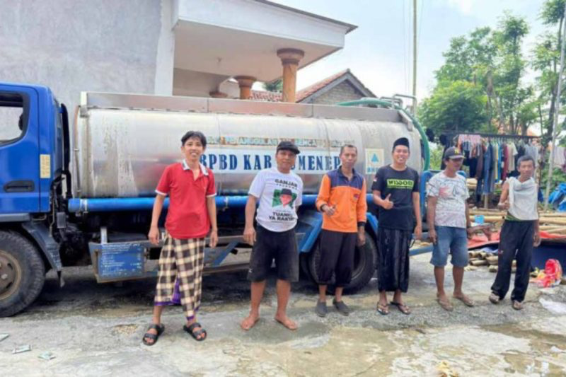 Respons Cepat Keluhan Warga, Anggota DPRD Sumenep Salurkan Air Bersih ke Moncek Tengah