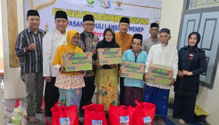 Ramadan Penuh Berkah, BPRS Bhakti Sumekar Berbagi Kebahagiaan dengan Lansia